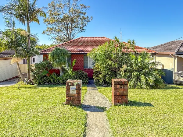 15 Beveles Avenue, Unanderra NSW 2526