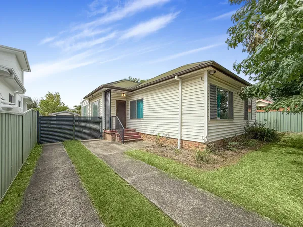 18 Albert Street, Unanderra NSW 2526